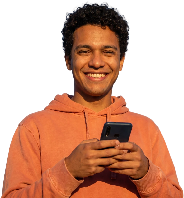 Jovem sorrindo segurando o celular